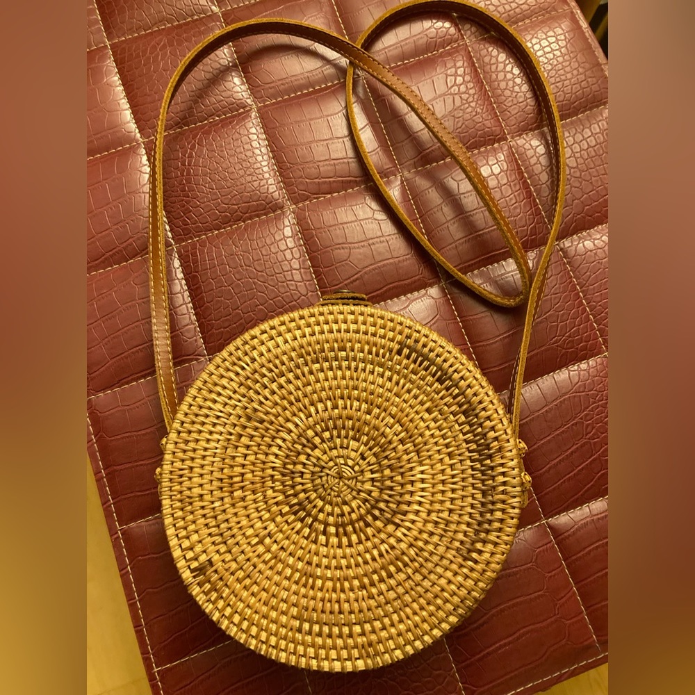 NEW Beautiful!!! UNIQUE RATTAN LEATHER CIRCLE CROSSBODY BAG